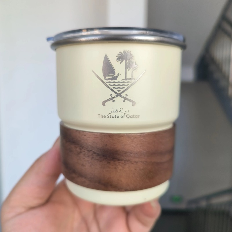 Coffee Tea Name - 1 ชิ้น แก้วสแตนเลสพร้อมฝาปิด โลโก้รัฐกาตาร์ ความจุ 300